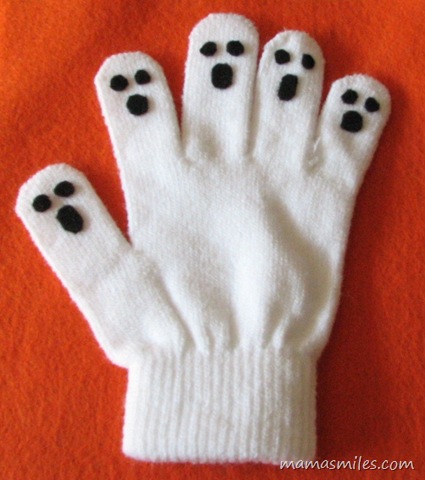Halloween hand puppets are fantastic learning tools for preschoolers and other young children. This no-sew ghost puppet is easy and fun to make. #Halloween #kidsactivities