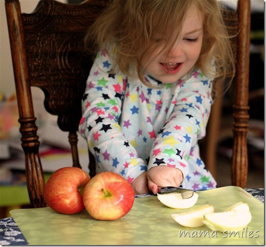Preschool cooking: slicing apples with a butter knife