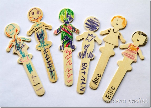Making stick puppets is an easy kids activity that doubles as a child-made toy. Perfect for creative kids! From mamasmiles.com