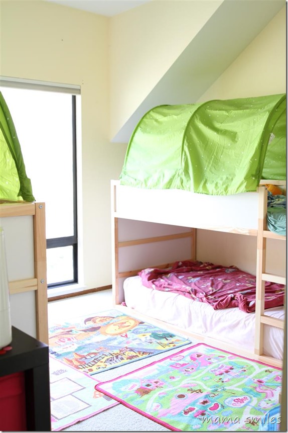 Tips for small space living: four kids in one room from mamasmiles.com
