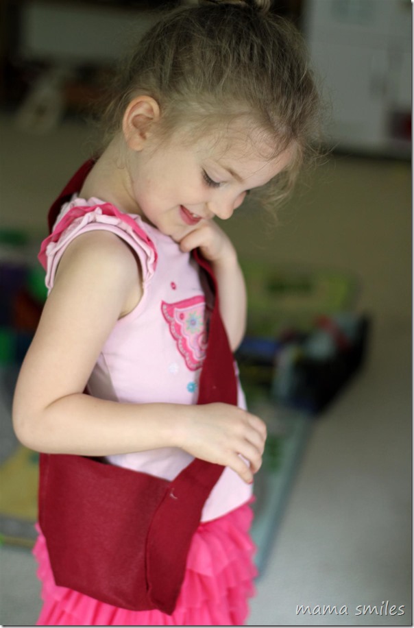 felt bags are easy for kids to sew with this tutorial!