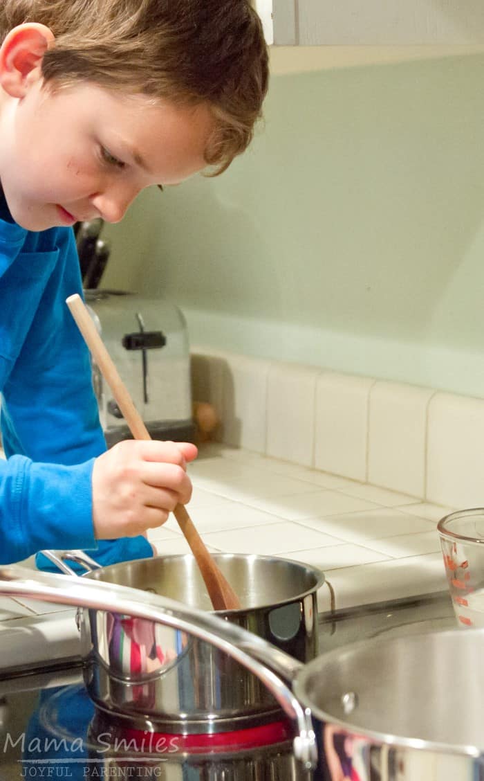 From making applesauce to pizza dough science to felt food, this post is full of fun ways to learn through cooking with kids!