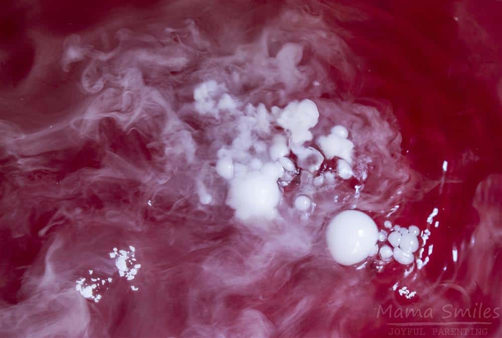 These 5 Easy Dry Ice Experiments Amaze Kids. Experiments to teach kids about sublimation.