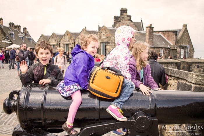 LOVES these tips for visiting Edinburgh Castle with kids.