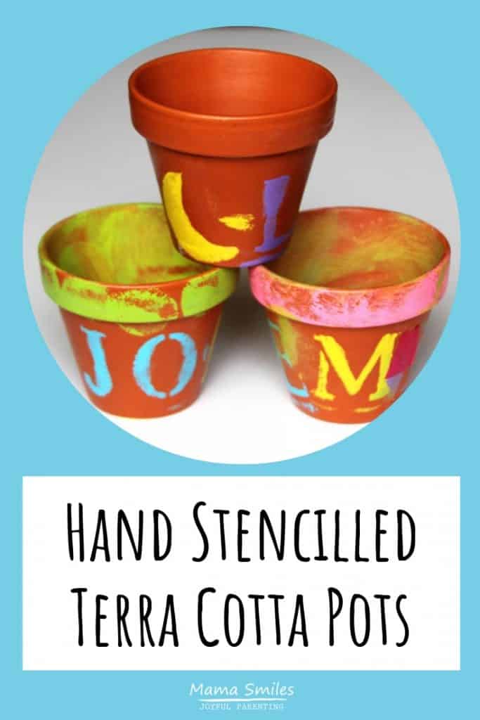 Looking for a fun spring craft for kids? It's easy to decorate terra cotta pots, and then you can use the finished product to plant spring flowers! - an easy #spring #craft for #kids & a great #teachergift or #MothersDay gift!