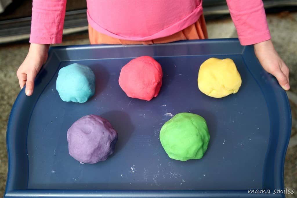 Tutorial on how to easily make several colors of play dough, as well as a tutorial with pictures that detail the process of making nice smooth play dough.