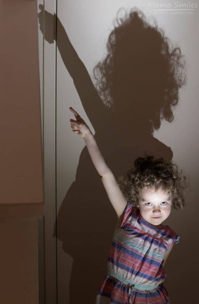 Fall and winter days bring shorter daylight hours. Make the most of this time of year with these fun light and shadow games for kids. #familytime #makingmemories