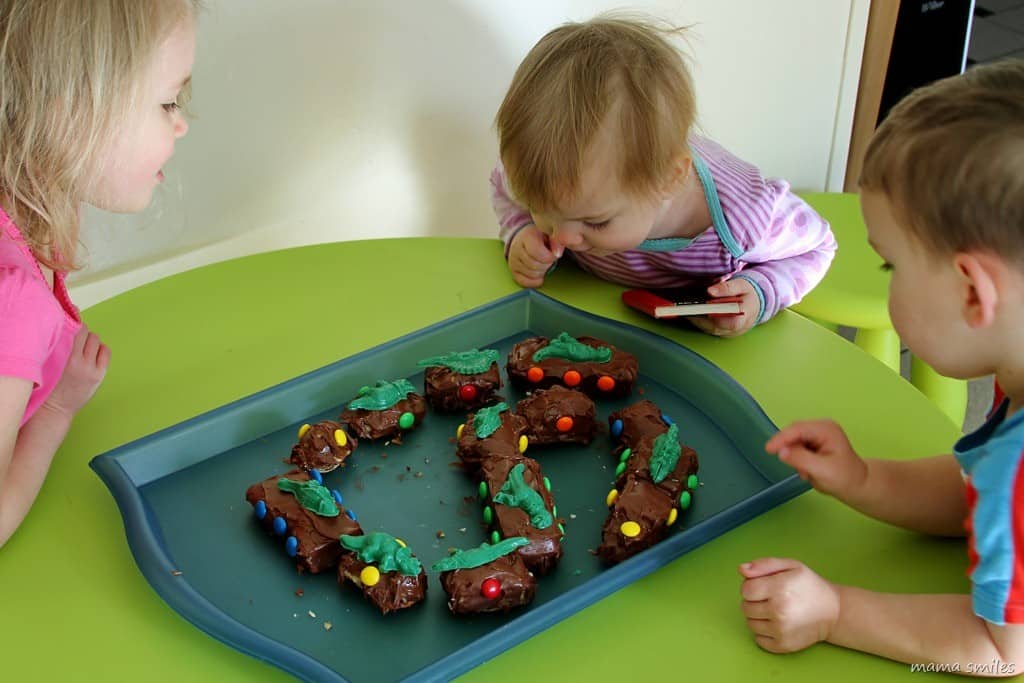 This dinosaur train cake is super easy to make! Perfect for a Dinosaur Train themed birthday party!