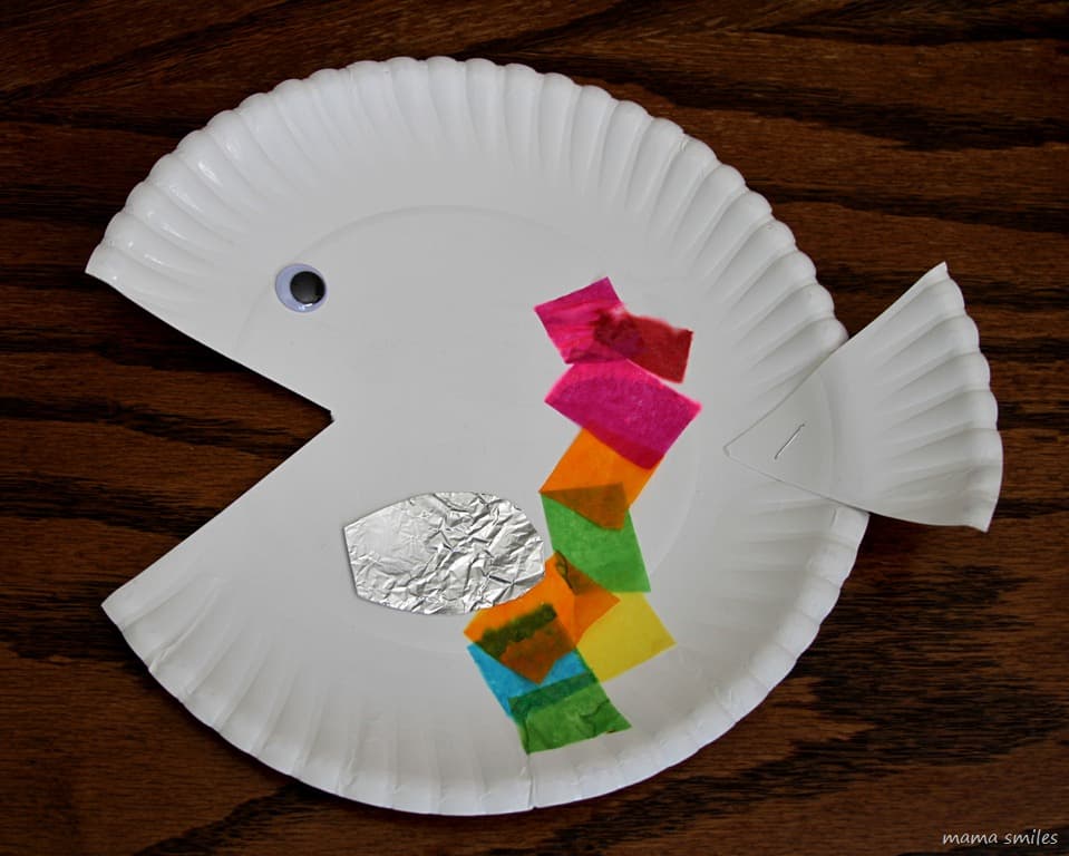 Simple paper plate fish craft to go along with the book "Rainbow Fish" by Marcus Pfister
