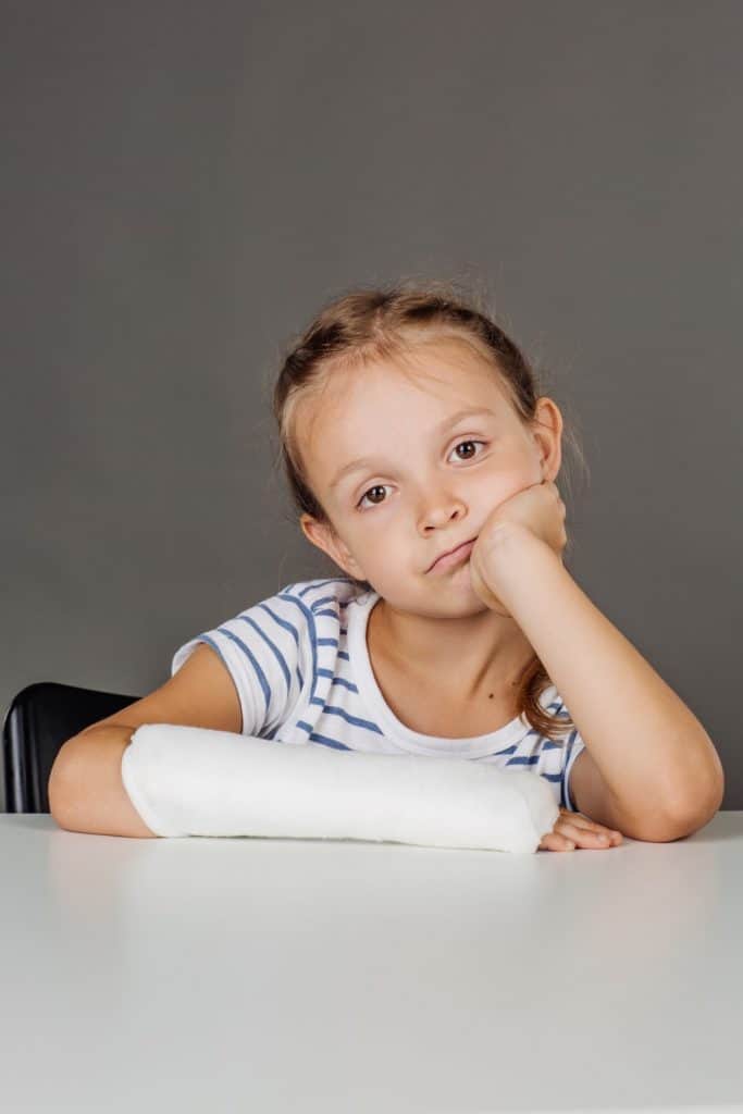 Breaking an arm means kids have to sit out so many fun activities! These one handed activities for a child with a broken arm help kids cope.